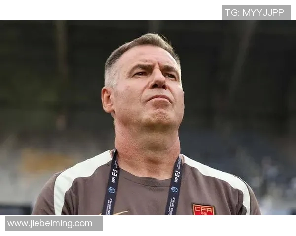 足球明星展现超燃肌肉魅力照片引发热议与粉丝狂热追捧